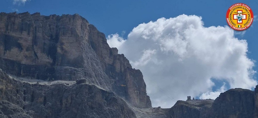 Un base jumper precipita dopo il decollo e cade su una cengia di roccia in val di Fassa